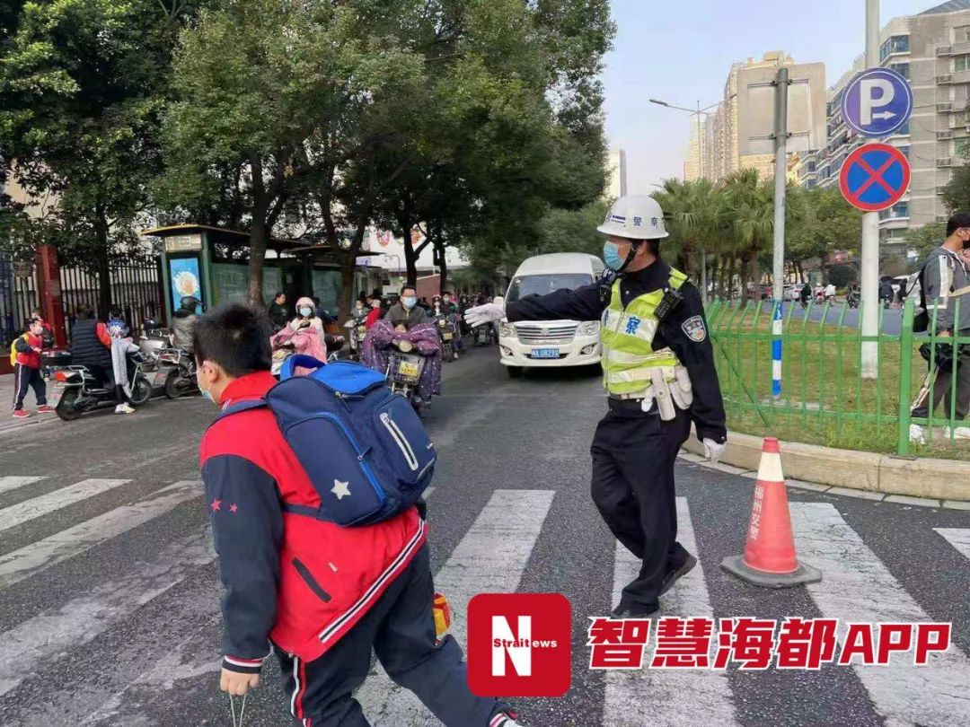 交警回应小学门口私自封路事件，保障安全与市民出行权益并重处理