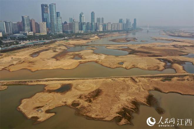 江西鄱阳湖跌破极枯水位，生态挑战与应对策略探讨