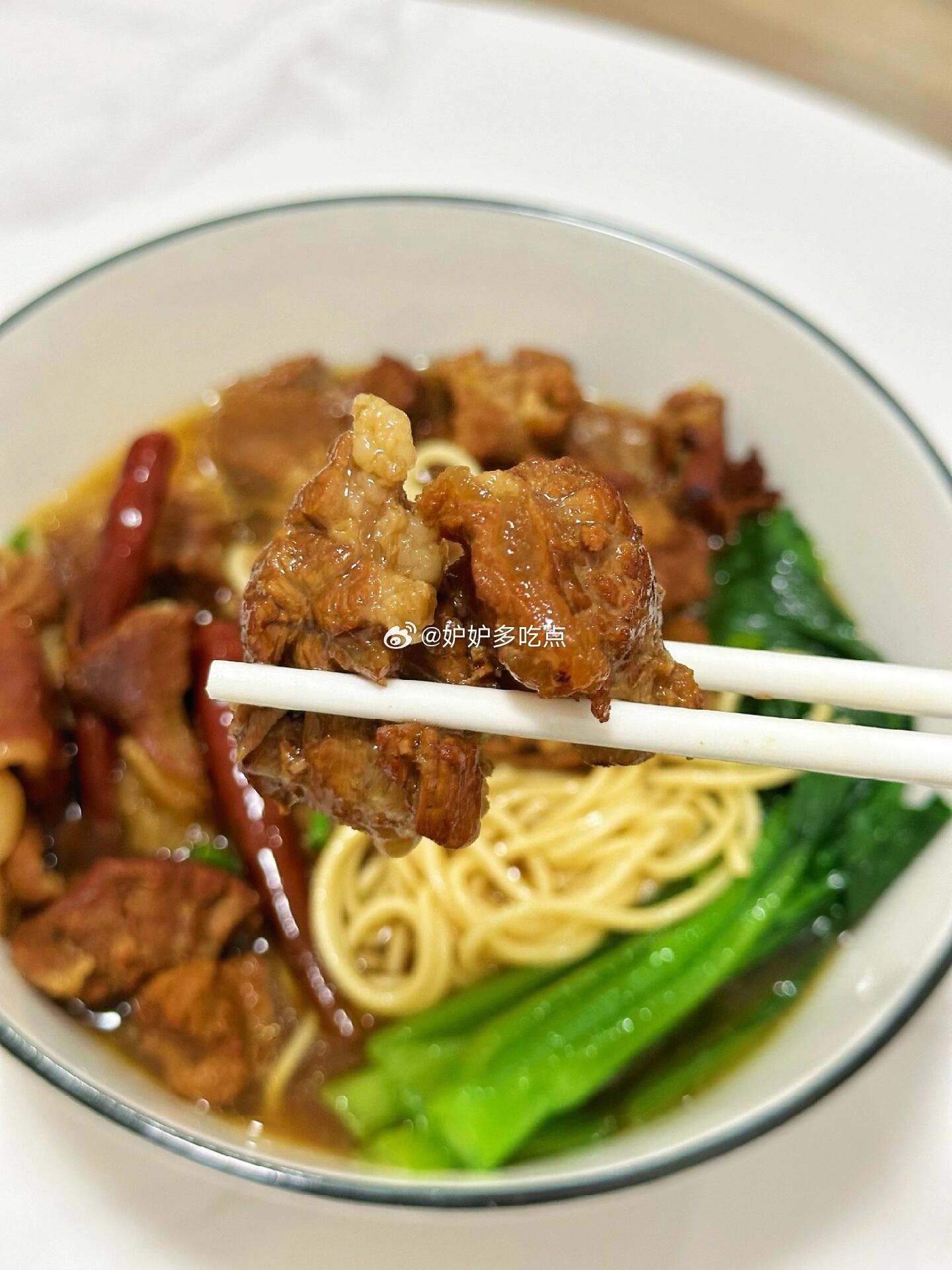 大学生牛肉面缺蛋遭遇索赔风波，一碗面的故事引发深思