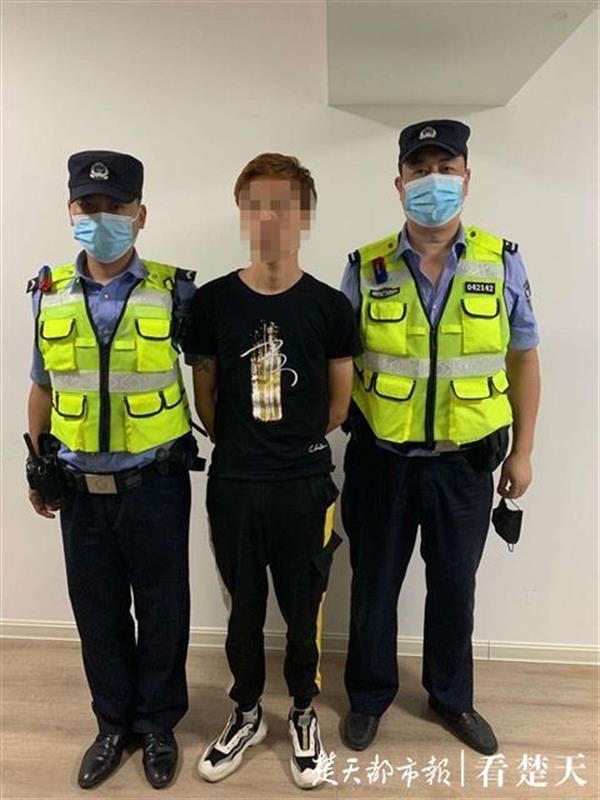 男子醉酒睡马路，民警暖心救助行动，深夜守护与心灵关怀之旅