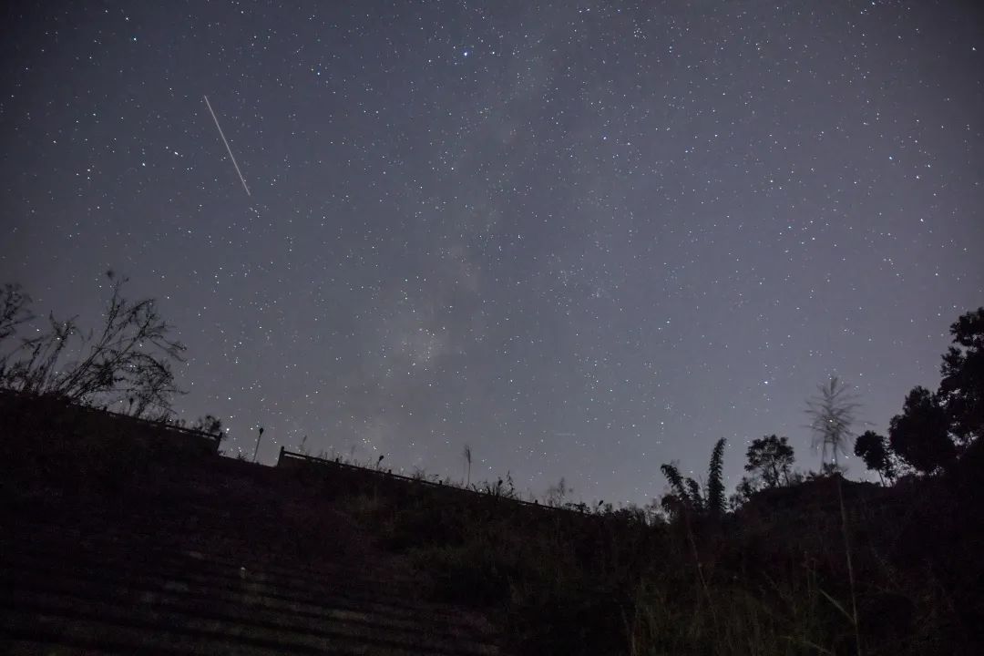 星空下陨落的星