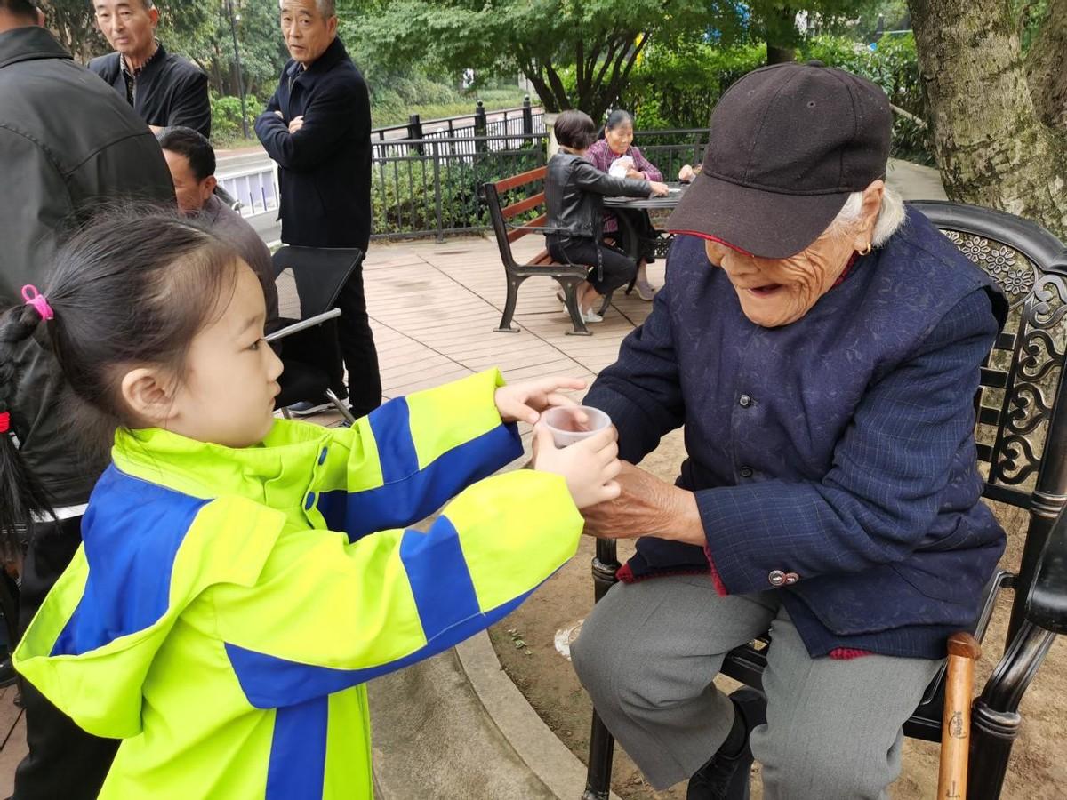 重阳佳节秋意浓，传承与庆祝的温馨时刻