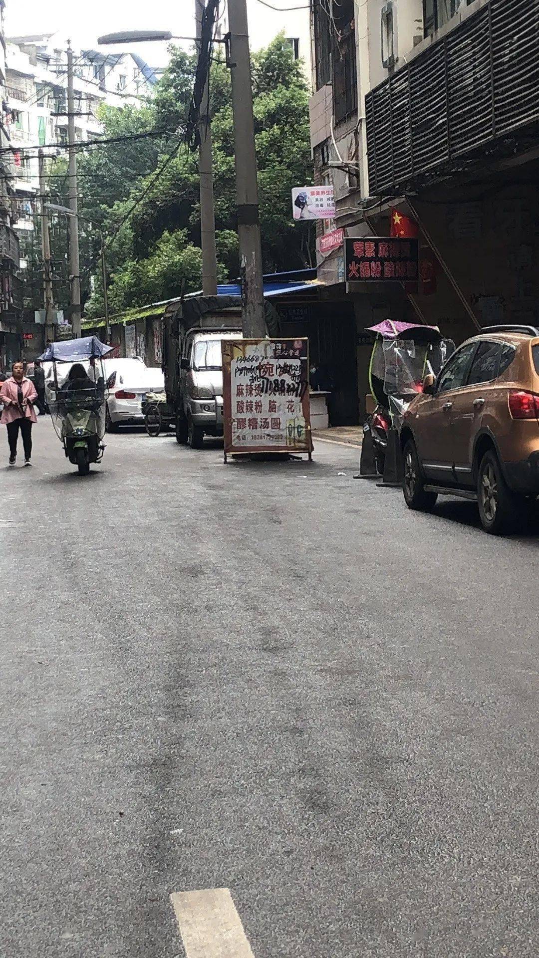 西安巷道悲剧，三人被撞身亡，警方通报揭示小巷特色小店引人关注